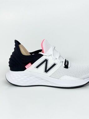 New Balance Women's WR0AVLW Fresh Foam Roav - Black and White - SIZE 8.5 - NEW